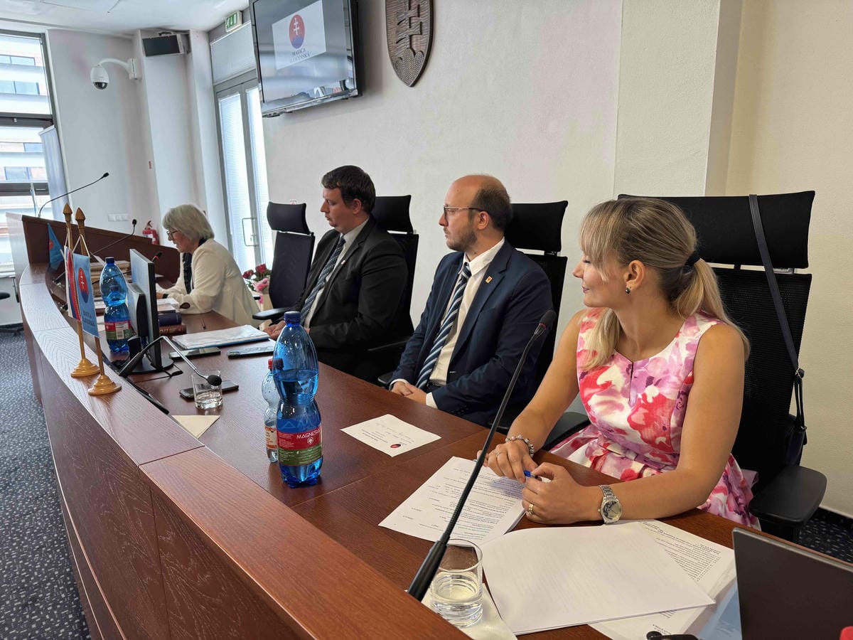 Žofia Hrančová, Martin Hajník, Peter Schvantner a Radka Tarabčíkova za hlavným stolom